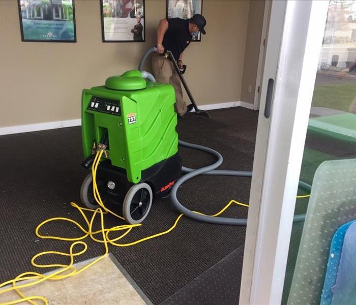 SERVPRO tech removing water from an Enumclaw, WA business.